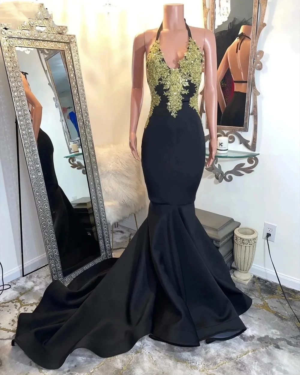 

Sexy Deep V-Neck Prom Dress Halter Backless Gold Lace Appliques Formal Evening Dress Mermaid Velour Party Dress Cocktial Gown