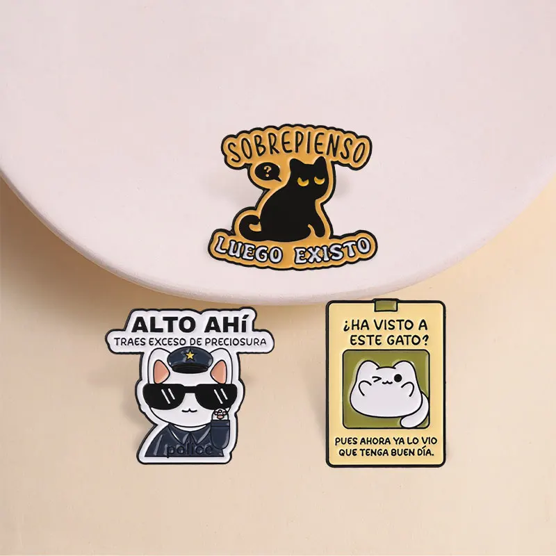 Spanish Meme Missing Cat Notice Enamel Pin, Funny Winking White Cat Brooch For Spanish Speakers And Humor Lovers Style