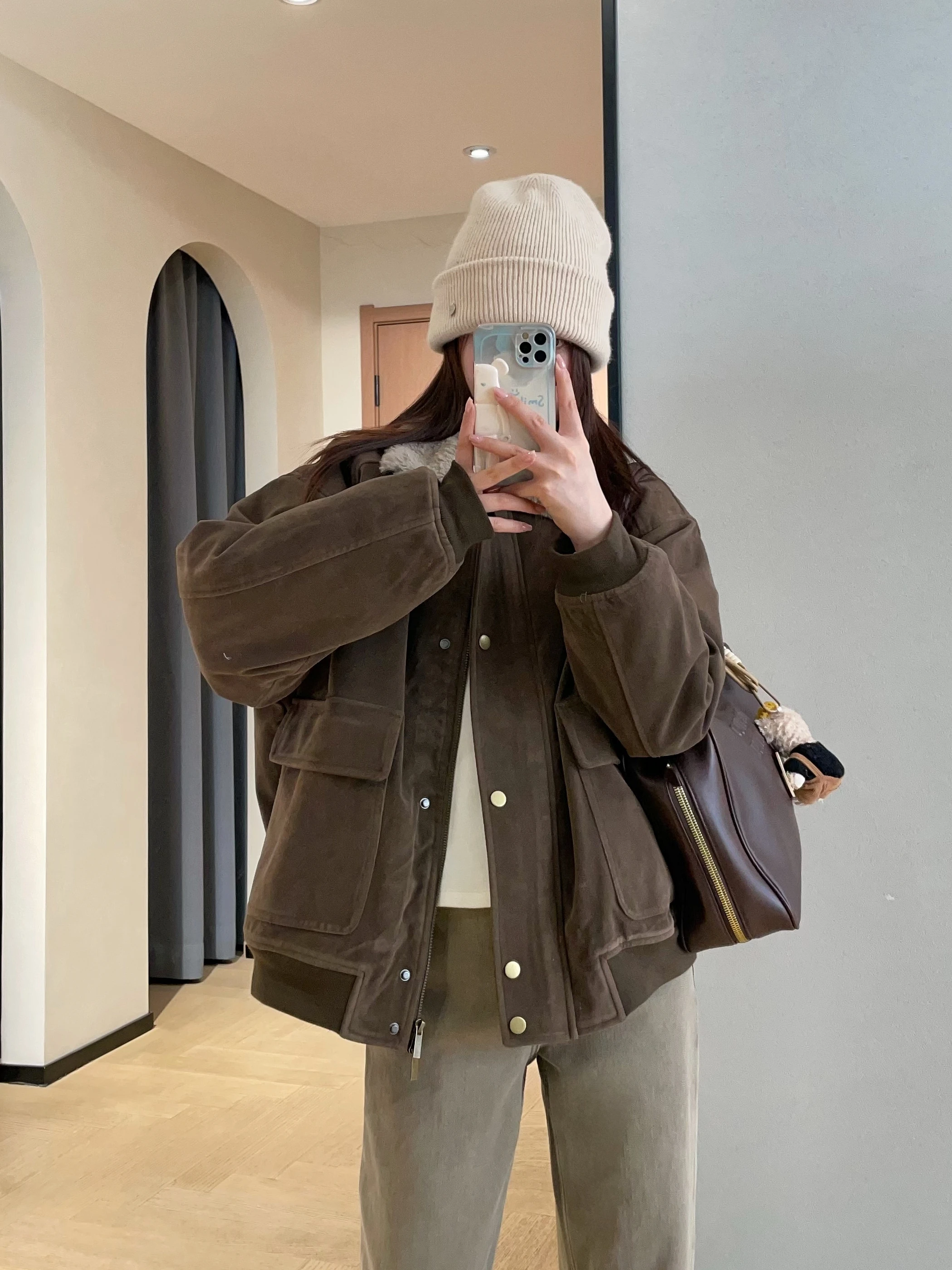 

Зимнее женское пальто WTHEONE Street Style из замши с ветрозащитной защитой, утепленное, с воротником из искусственного меха, коллекция 2025