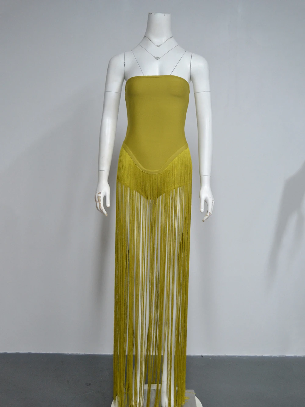 2025 تصميم صيفي جديد شرابة الربط مثير حمالة فستان طويل موضة مأدبة رداء حفلات