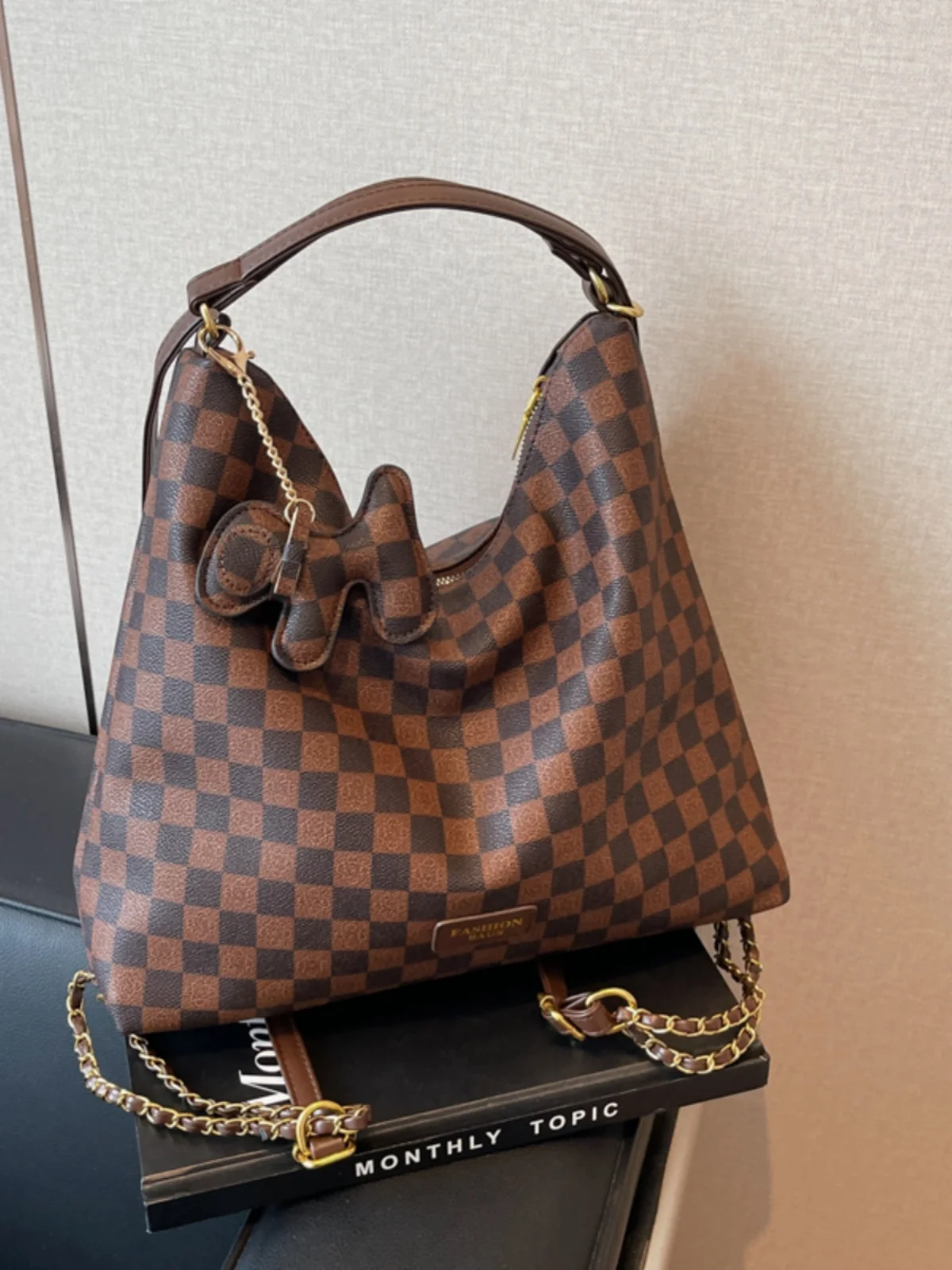 حقيبة نسائية جديدة لعام 2024 ذات سعة كبيرة، حقيبة كتف واحدة من الجلد الناعم بتصميم عتيق، حقيبة كروس أنيقة للسيدات العاملات