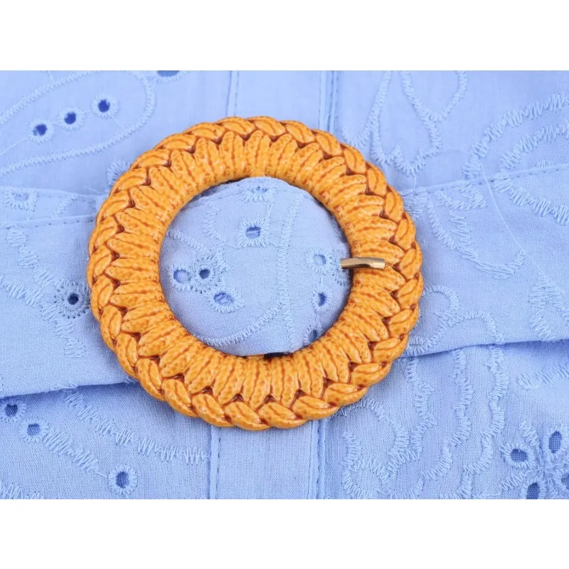 فستان نسائي صيفي موديل 2025 مطرز بفتحة زرقاء فاتحة وفتحة رقبة على شكل V وأكمام منتفخة وحزام خصر وإبزيم دائري فستان قصير