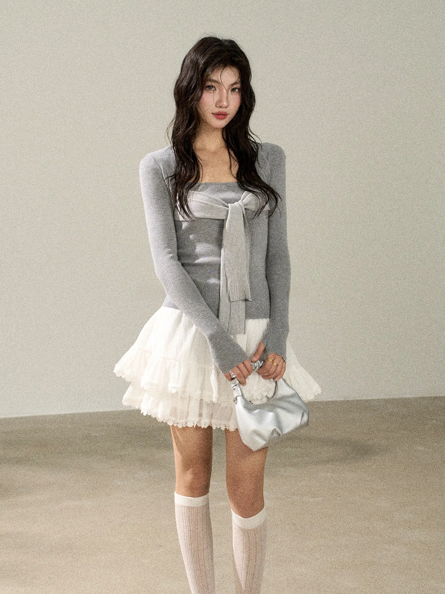 

Серый вязаный женский топ приталенного кроя с бантом и квадратным воротником, весенняя мода, мягкий трикотаж средней плотности, корейский стиль, стандартный крой