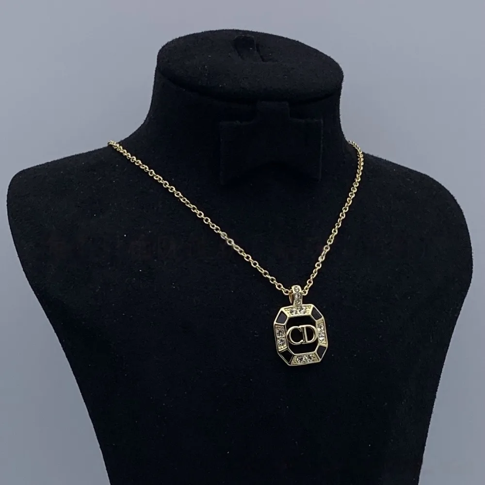 

2025 New Luxury Letter Vintage Necklace Fashion Versatile Gift for Lover Anniversary