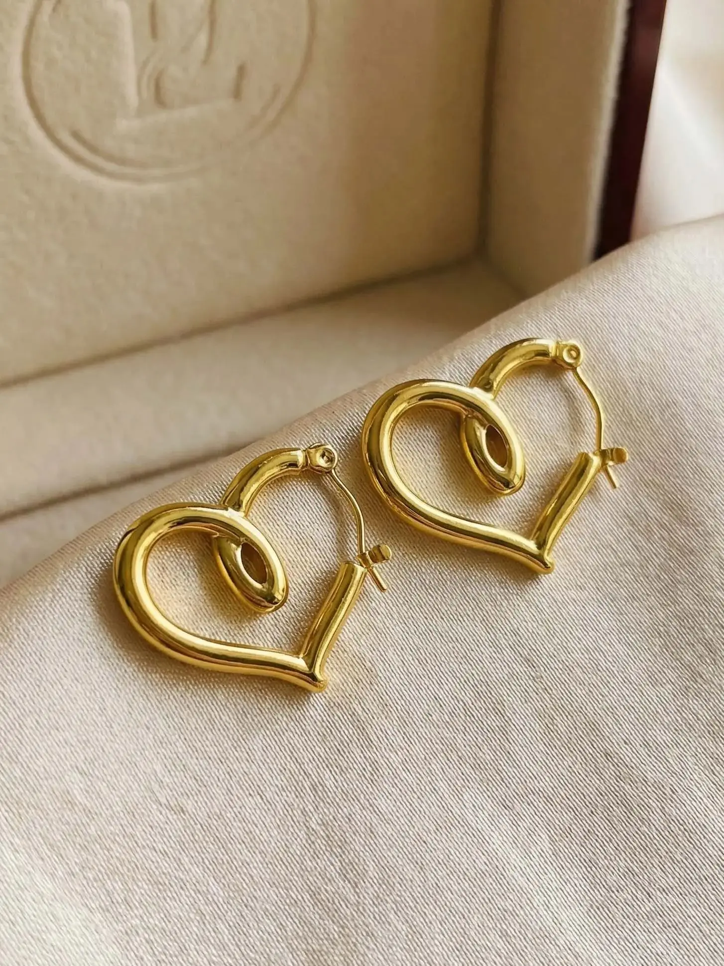 Open hartvormige oorringen, minimalistische gedraaide liefdessieraden voor vrouwen tijdens huwelijksceremonies en als cadeau. - afbeelding 2