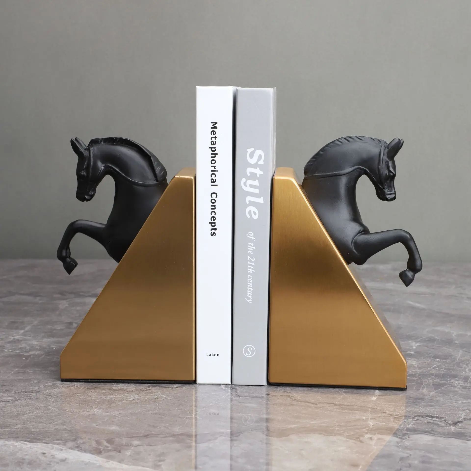 

Modern simple resin horse head bookend model room office bedroom study TV cabinet desktop ornament