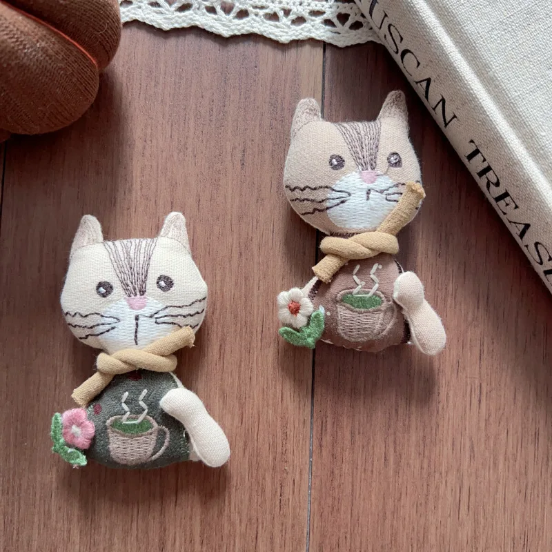 

Handmade Soft Fabric Coffee Scarf Kitty Brooch Pendant for Children Apparel Bag Accessory Lightweight Portable