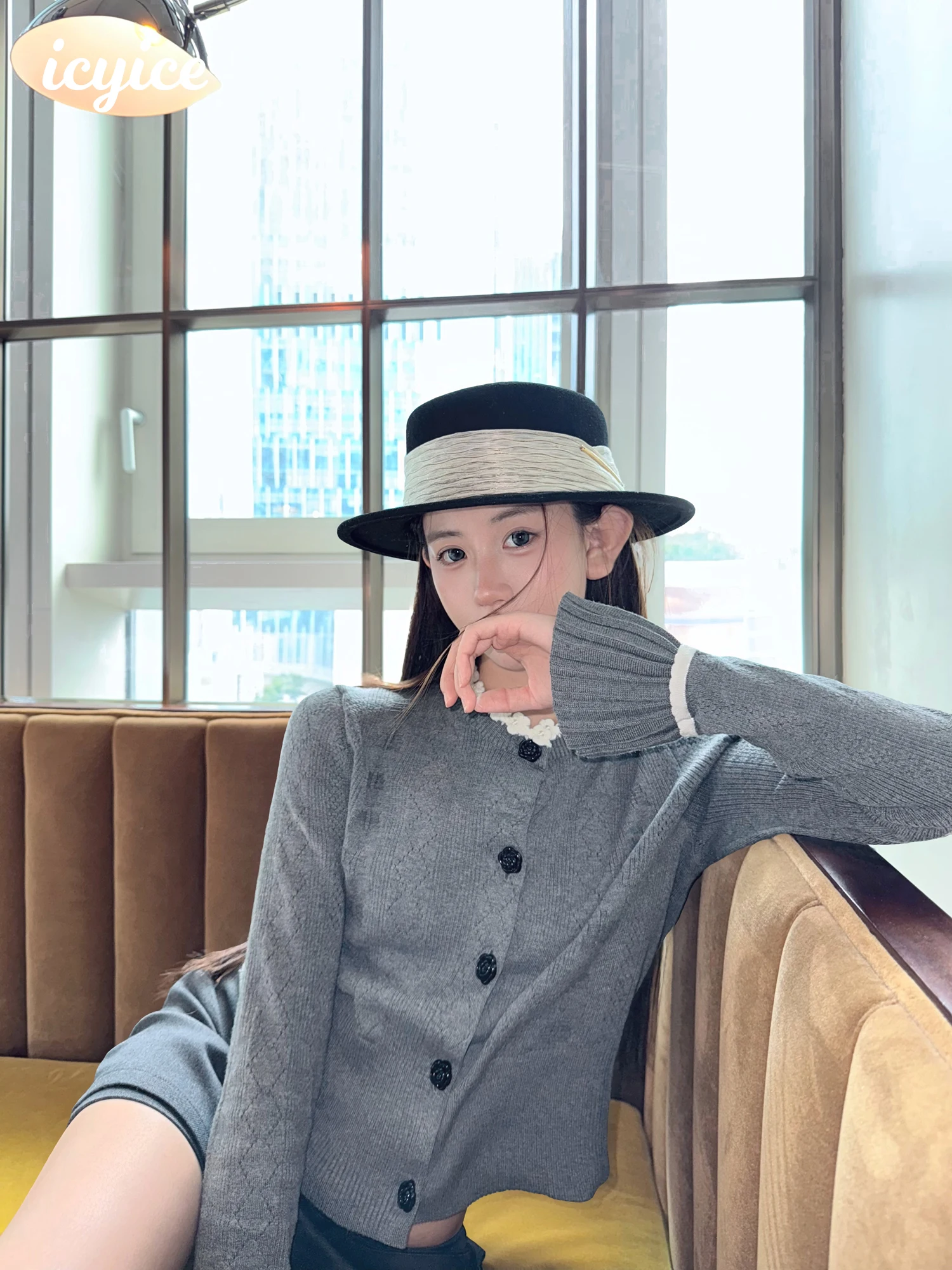 

Вязаный комплект: кардиган и брюки в корейском стиле, мягкий эластичный топ с круглым вырезом и длинными рукавами, с цветочным узором в стиле Miu Miu