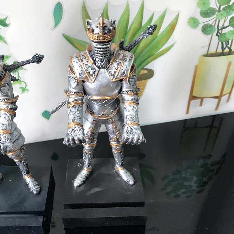 King soldier knight sculpture pen holder creative room decoration Resin Statue Ornaments retro home decor office decoration gift