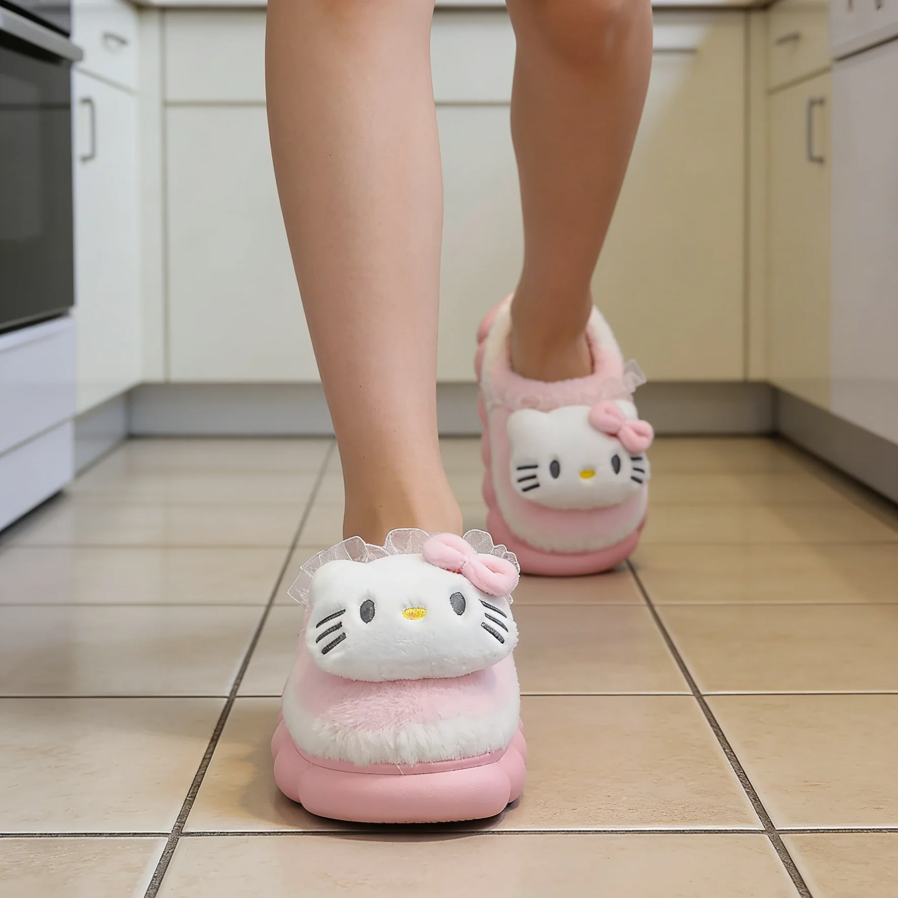 

Детские тапочки Sanrio, пушистые, милые, модные зимние домашние туфли Hello Kitty для детей, противоскользящие, синие, фиолетовые, размеры 24-41