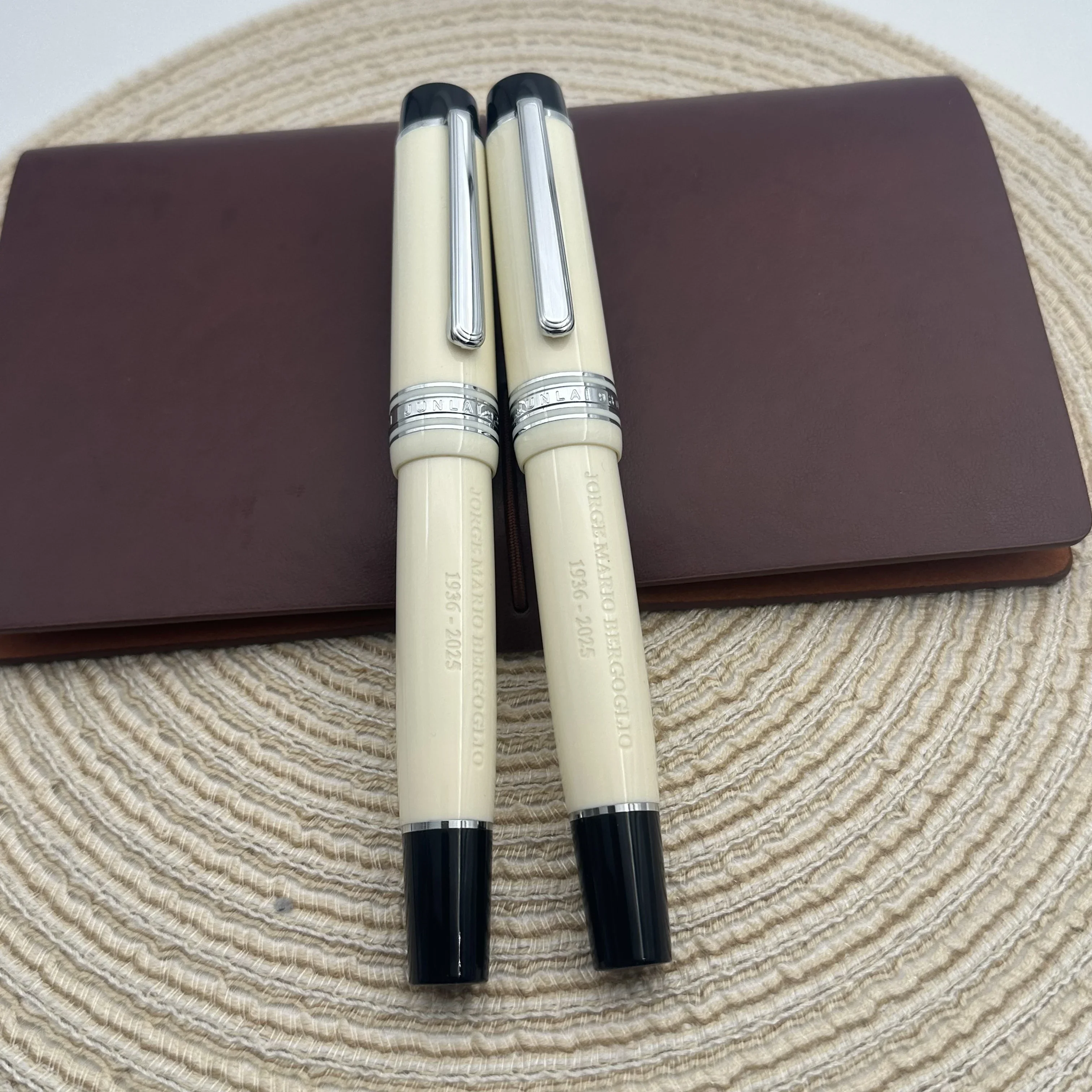 

Novel Pope White WingSung JUNLAI 930 Resin Fountain Pen Piston Filling F M B Large No.9 Nib Student Office Gift Pen Stationery