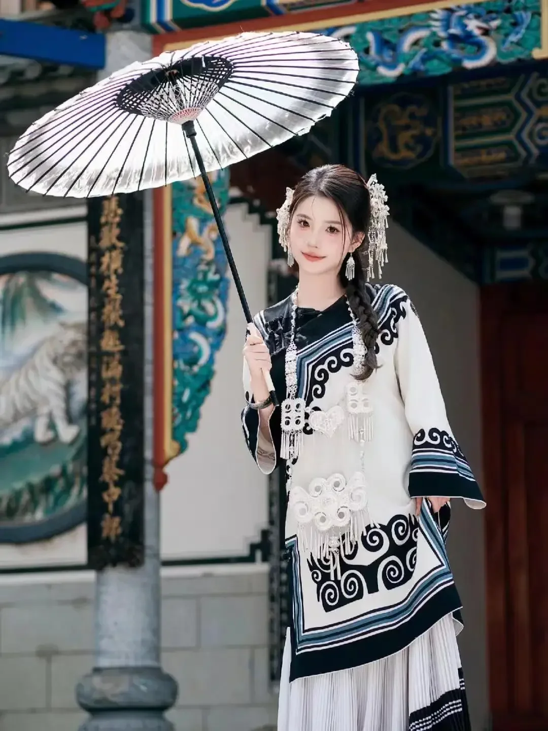 

Yi white moonlight improved phoenix ancient city miaojiang torch festival ethnic style travel clothing two-piece set