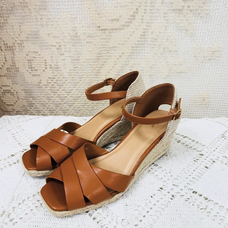 2025 Sandalias de moda de verano Tacón de cuña Plataforma impermeable Sandalias de suela de plataforma romana de suela gruesa Zapatos de mujer de gran tamaño