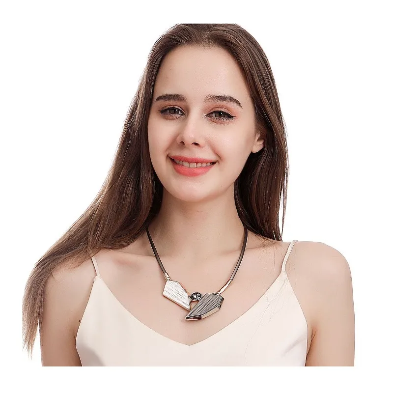 

Popular Fashion Geometric Ethnic Style Special-shaped Contrasting Color Diamond-encrusted Women's Alloy Short Necklace