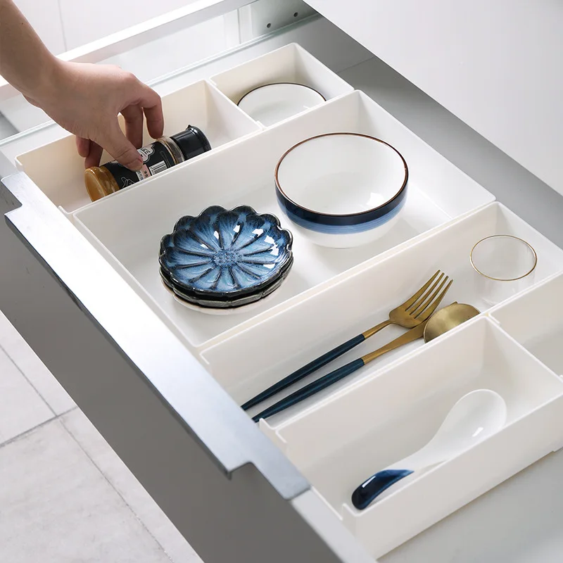 

Drawers with built-in compartments for storage. Kitchen utensils, bowls, chopsticks, and miscellaneous items can be freely