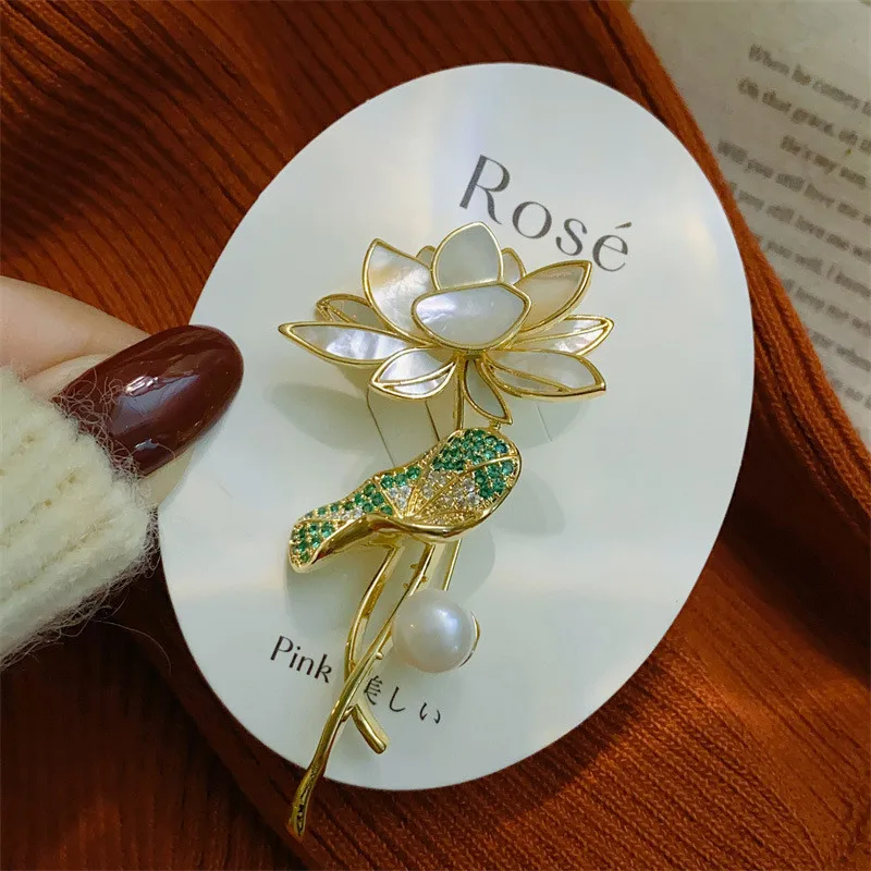 CC Vintage Brooch Lotus Flower Shape Cheongsam Pins Natural Shell Pearl Corsage Chinese Style Temperament Suit Pins Gifts B352