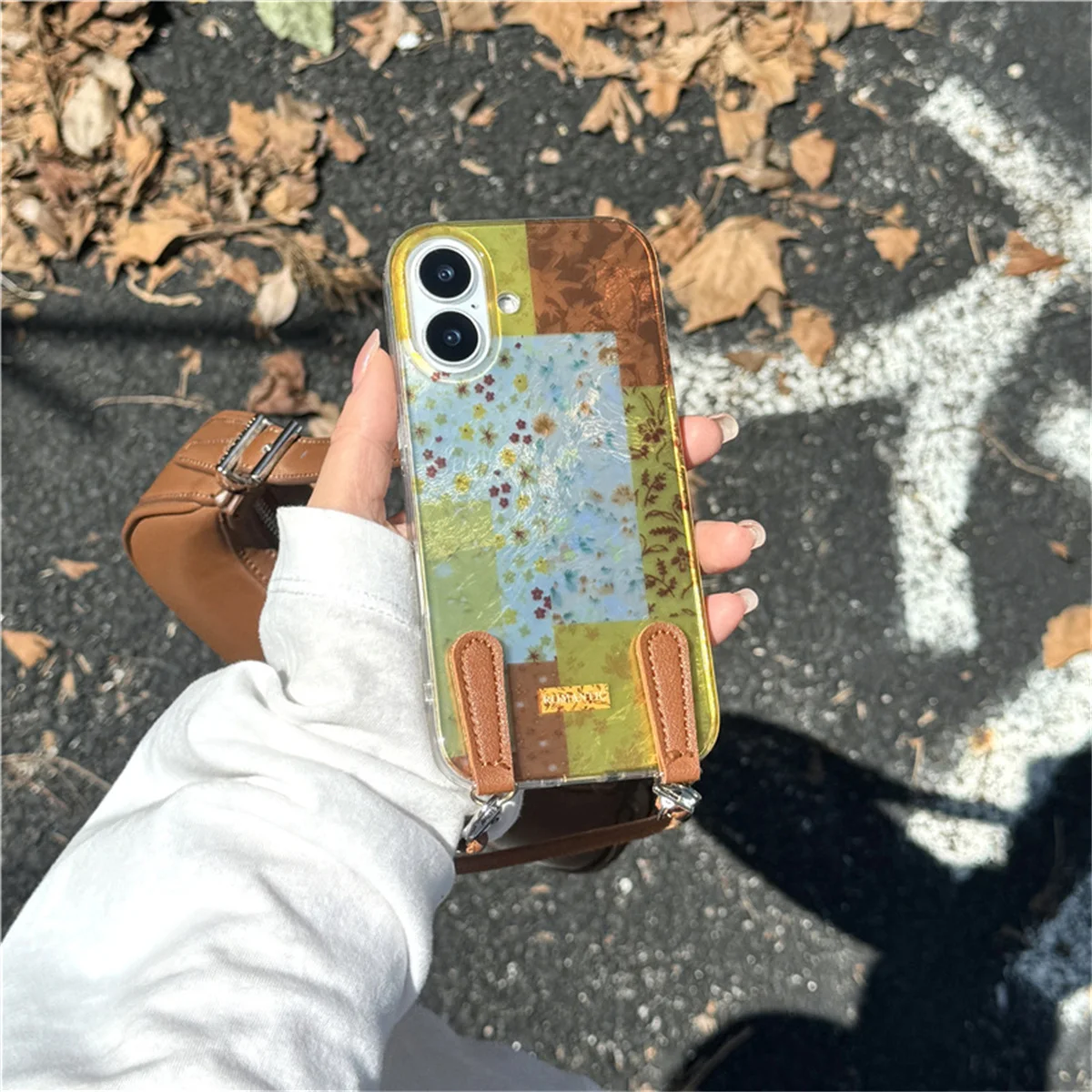 ファッションリトルフラワー iPhone 16 Pro/15/14/13 Pro Max用スマホケース バックカバー ハンドロープ付き 耐衝撃ケース カパ