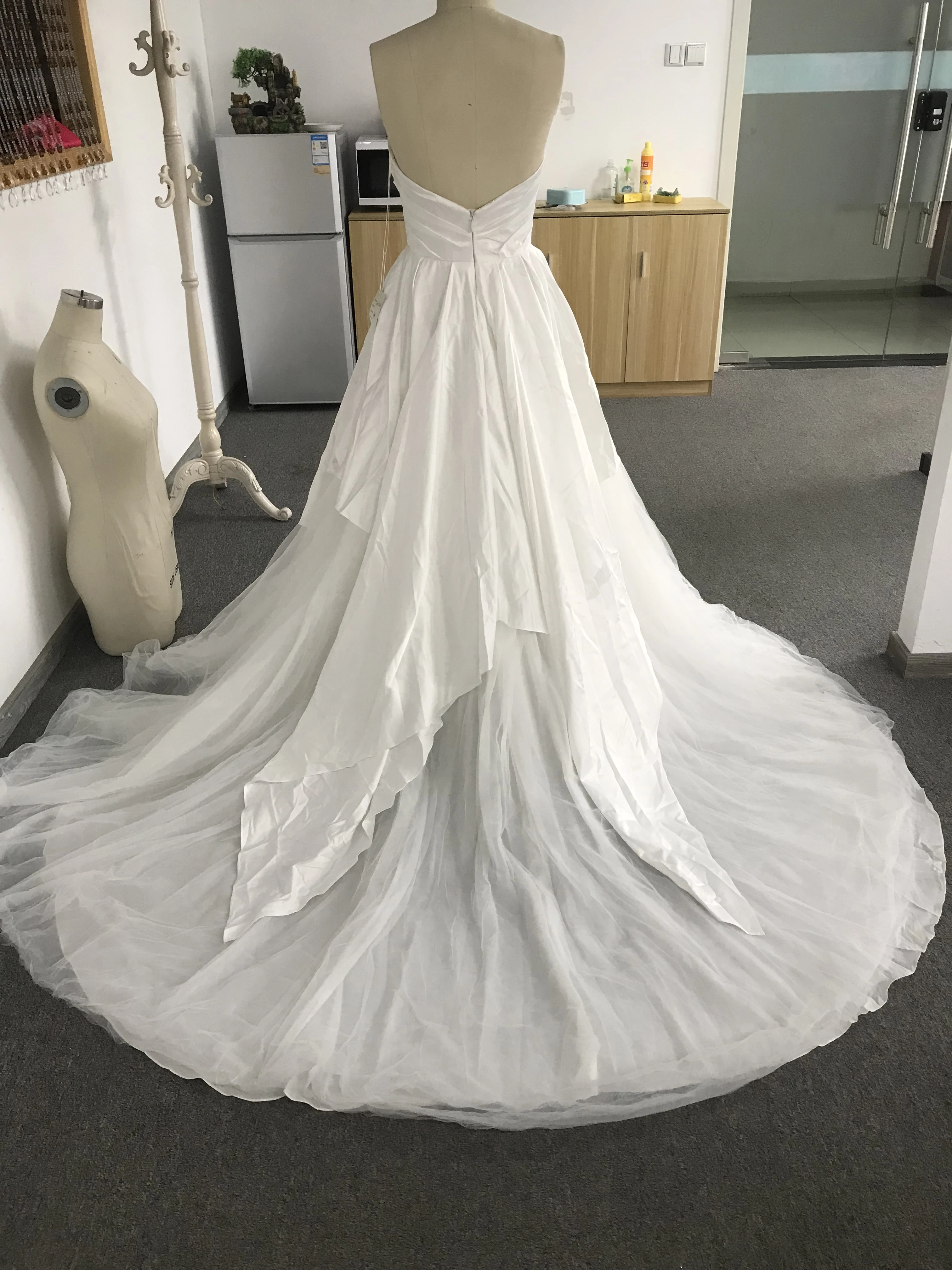 Cloverbridal Liefje Zachte Tule Taft Lange Trein Vestidos Baratos Ivoor Fabrieksjurk Trouwjurk 5566