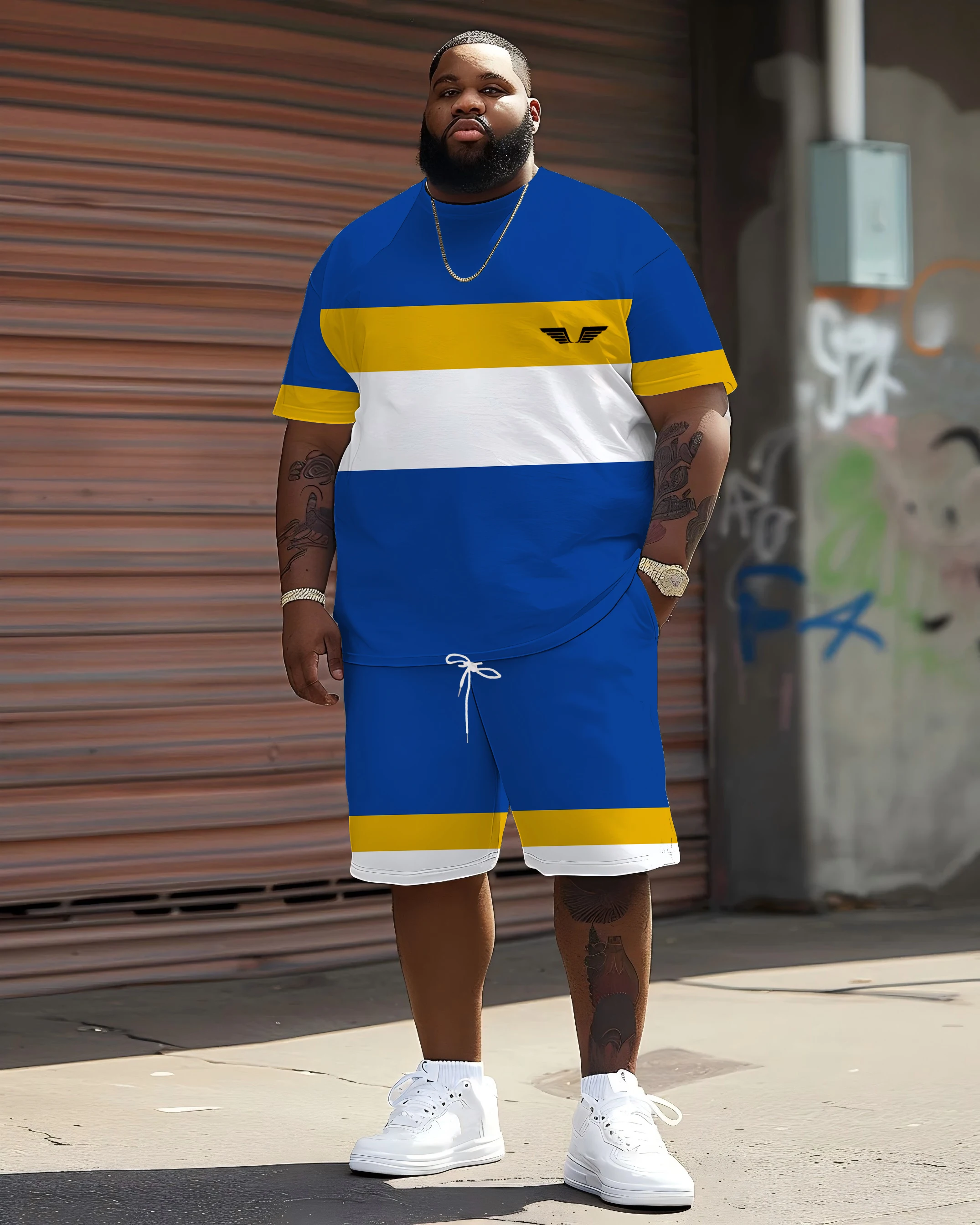 

This men's patterned short-sleeved T-shirt and casual pants set features a fashionable checkered stripe and black double-wing de