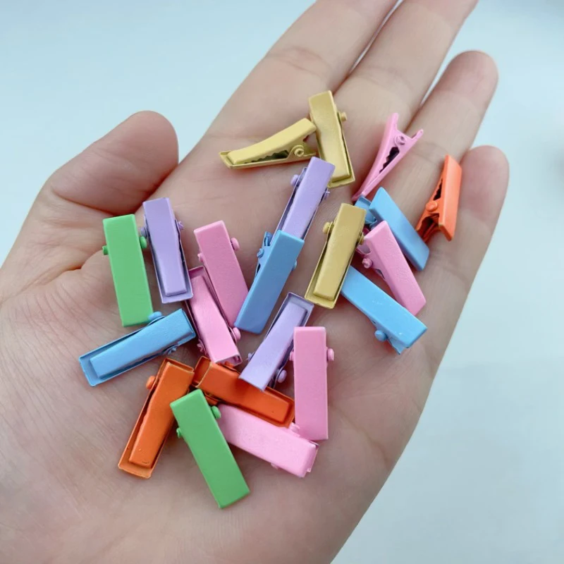 

50 шт. металлических миниатюрных заколок для волос для кукол 1/6, 1/12, OB11, аксессуары для укладки волос, декор для головных уборов, случайный дизайн