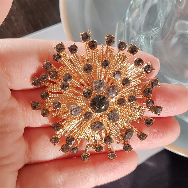 Vintage Crystal Blossom Snowflake Brooches For Women New Fashion Zircon Alloy Pins Jewelry Party Office Accessory Practical Gift