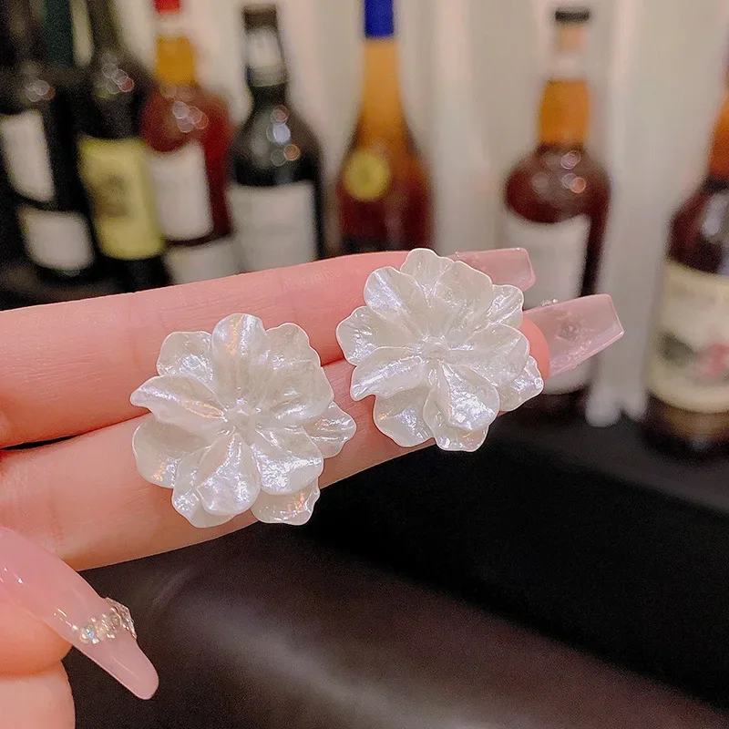 Korean New White Flowers Stud Earrings for Women Fashion Personality Design Bijoux Wedding Birthday Gift Jewelry Wholesale image 3