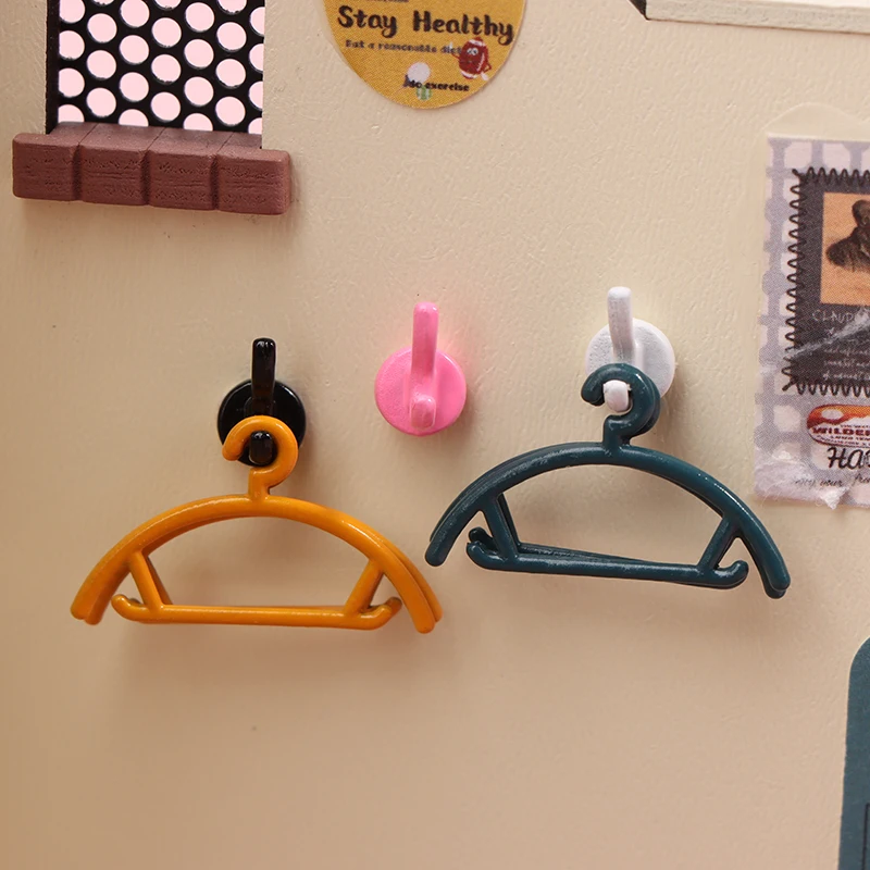 3 pçs casa de bonecas mini roupas chapéu gancho casa de bonecas simulação gancho de parede modelo para 1/12 bonecas casa decoração acessórios