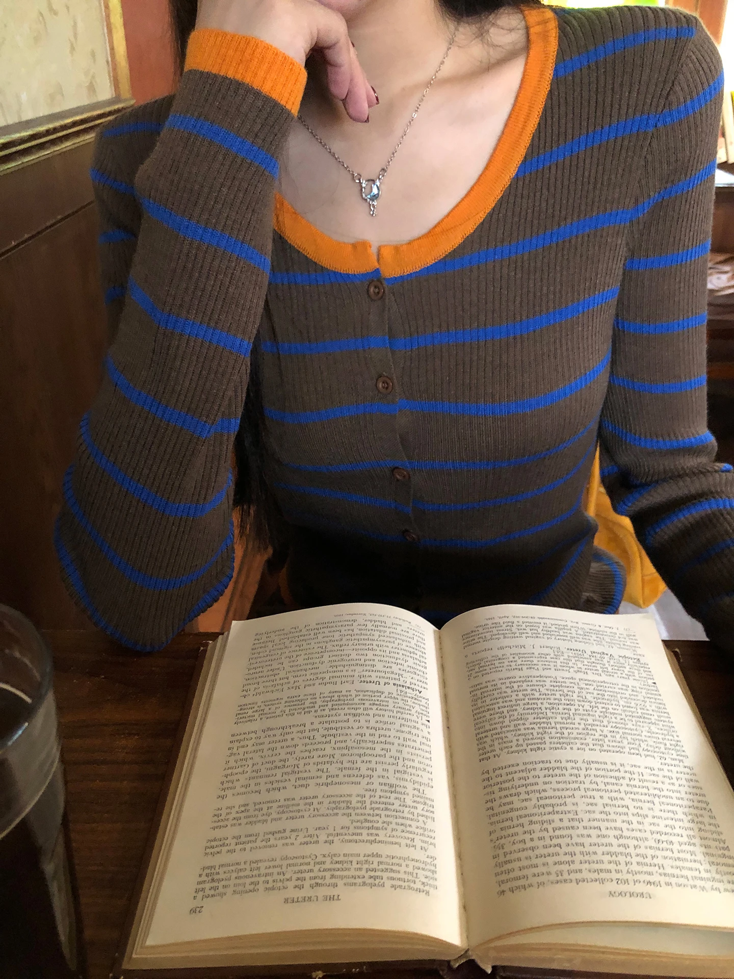 

Красный вязаный открытый кардиган знаменитостей, женский модный осенне-зимний корейский облегающий полосатый свитер, джет, прямая трубка...