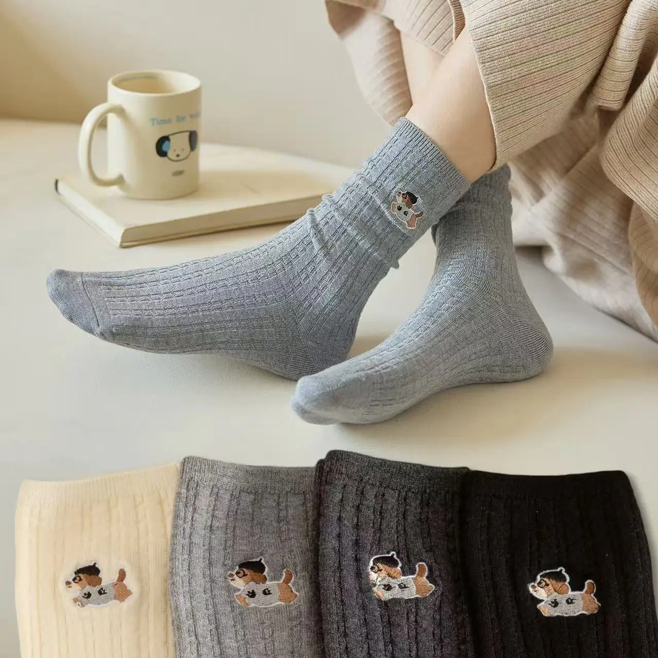 

Весенне-осенние женские носки средней длины с вышивкой в виде мультяшной собаки, модные, трендовые, для школьного сезона и Нового года