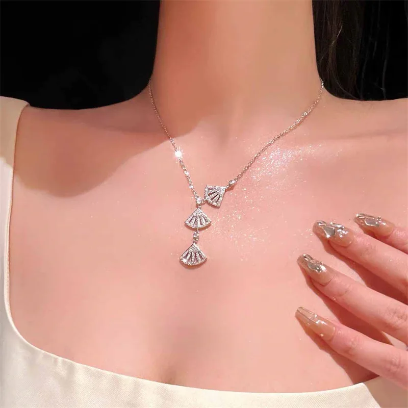 Exquisite Three Fan Shaped Necklace for Women, Silver Sparkling Diamond Collarbone Chain, Light Luxury, Suitable for Daily Wear