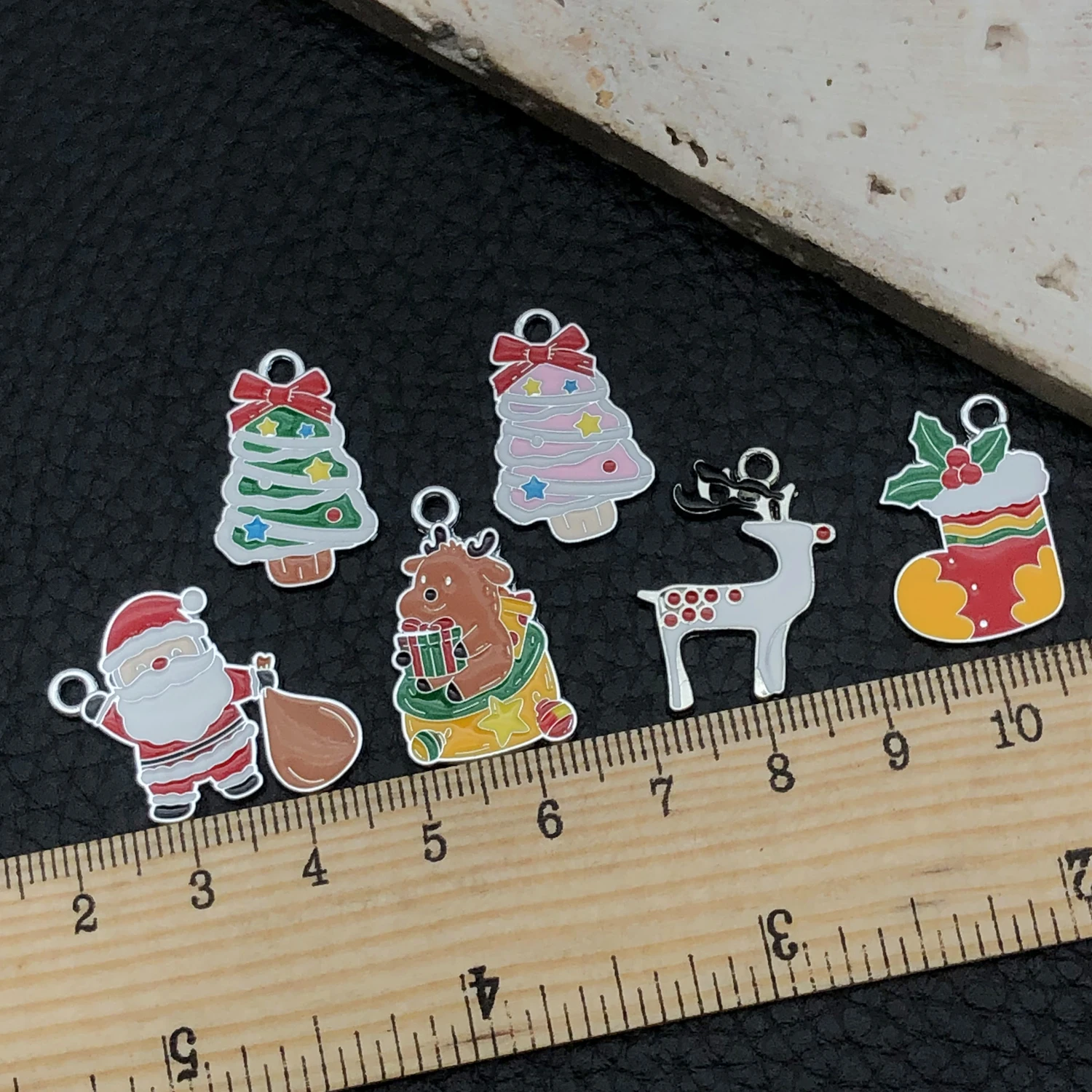 20/50pcs Dripping White K Christmas Charms Santa Gingerbread Man Elk Christmas Tree Series Pendant DIY Necklace Keychain Jewelry