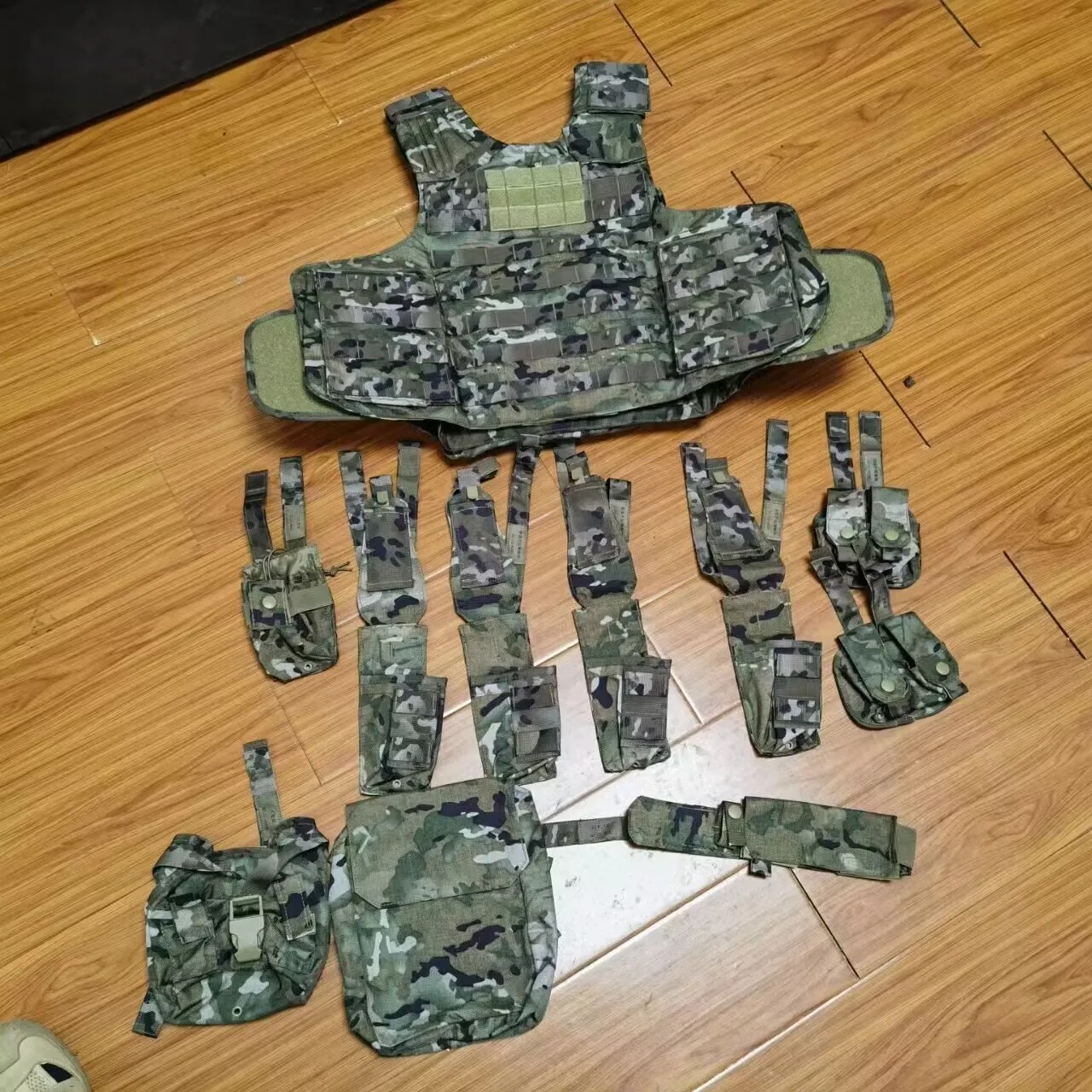 

Chinese Military 21 New Camouflage Tactical Vest Outdoor Jungle Desert