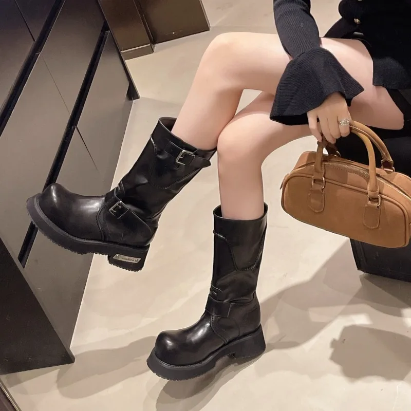 2025 Botas de moto retro Botas de mujer Hebilla de cinturón Botas de moto de cabeza grande de tubo medio