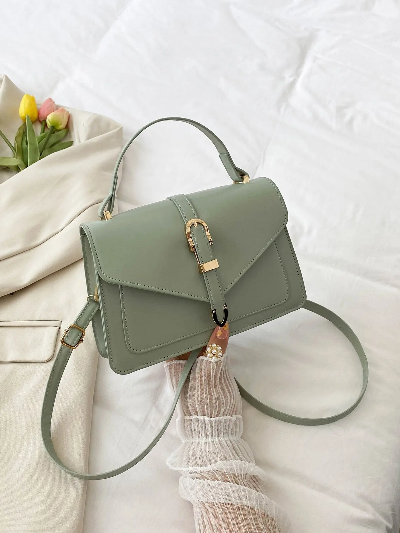 Bolso Cuadrado con Solapa Verde Menta con Hebilla Dorada, Correa Ajustable, para Oficina o Uso Casual