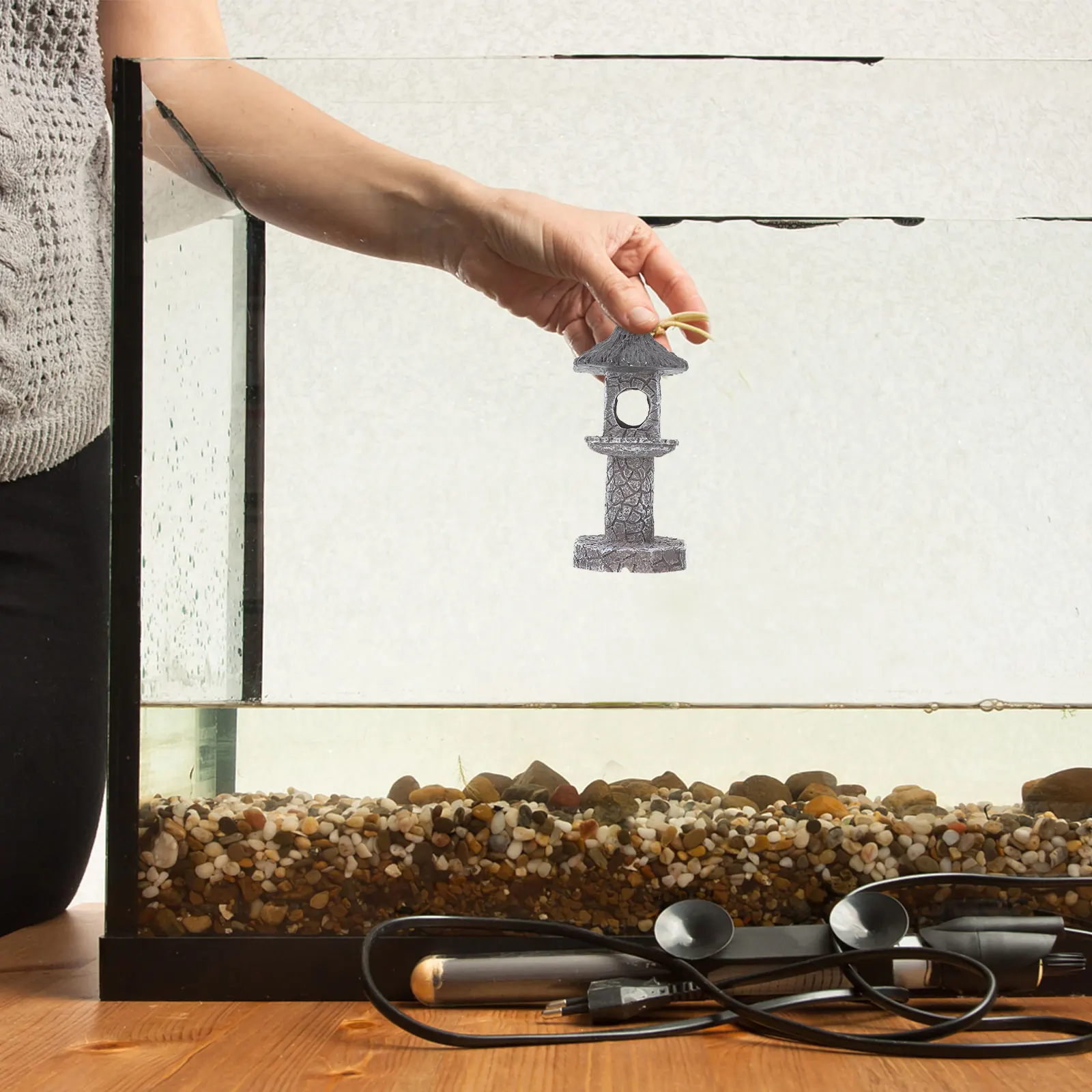 

Fish Tank Decoration Resin Aquarium Simulation Road Lamp Shape Adornment Fish Hiding Place Ornament Safe for Fresh Salt Water