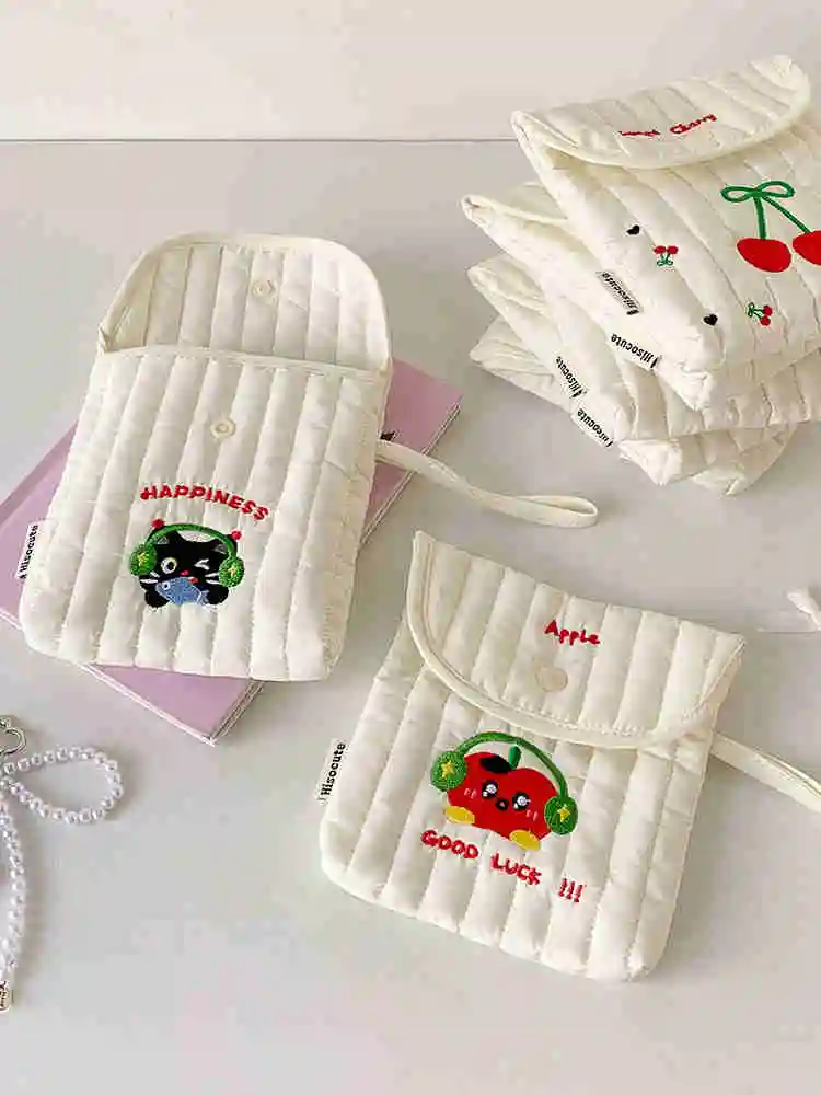 Pochette pour serviettes hygiéniques crémeuses trèfle à quatre feuilles, sac menstruel Portable pour filles mignonnes, organisateur de maquillage esthétique pour étudiants