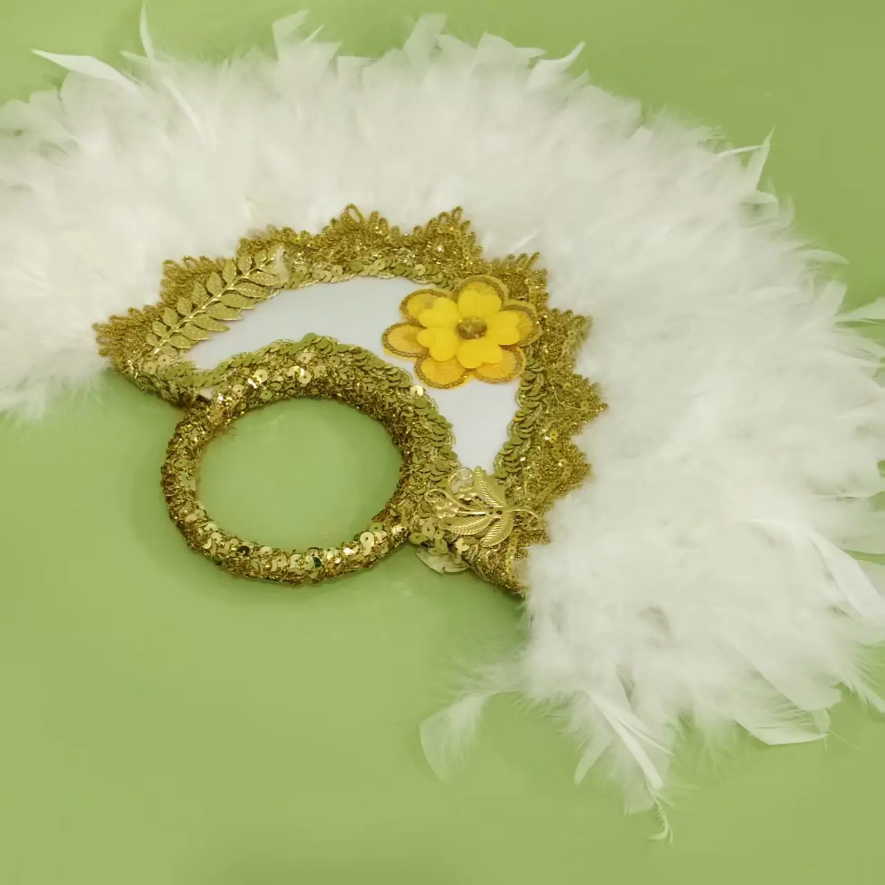 مروحة زفاف على الطراز الغربي مع دانتيل أبيض وذهبي، يجب حملها بواسطة العروس ووصيفات العروس خلال حفل الزفاف.