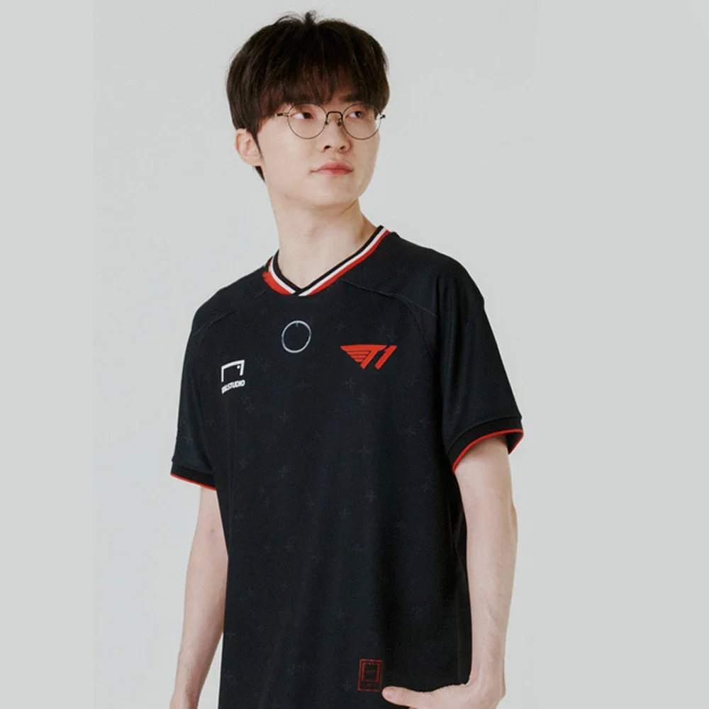 2025 رجل جامعة الأساطير S14 نهائيات عالمية SKT T1 فريق موحد تي شيرت فاكر نفس النمط الملابس LOL ألعاب فاكر جيرسي تي شيرت