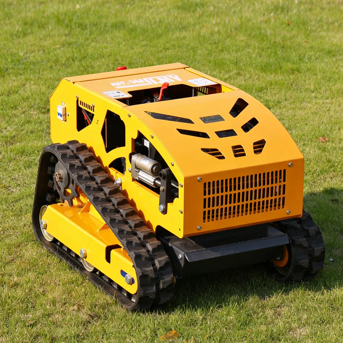 

Индивидуально настраиваемая гусеничная газонокосилка с дистанционным управлением, ширина 550 мм, подходит для ферм, садов, лесов и горных склонов.