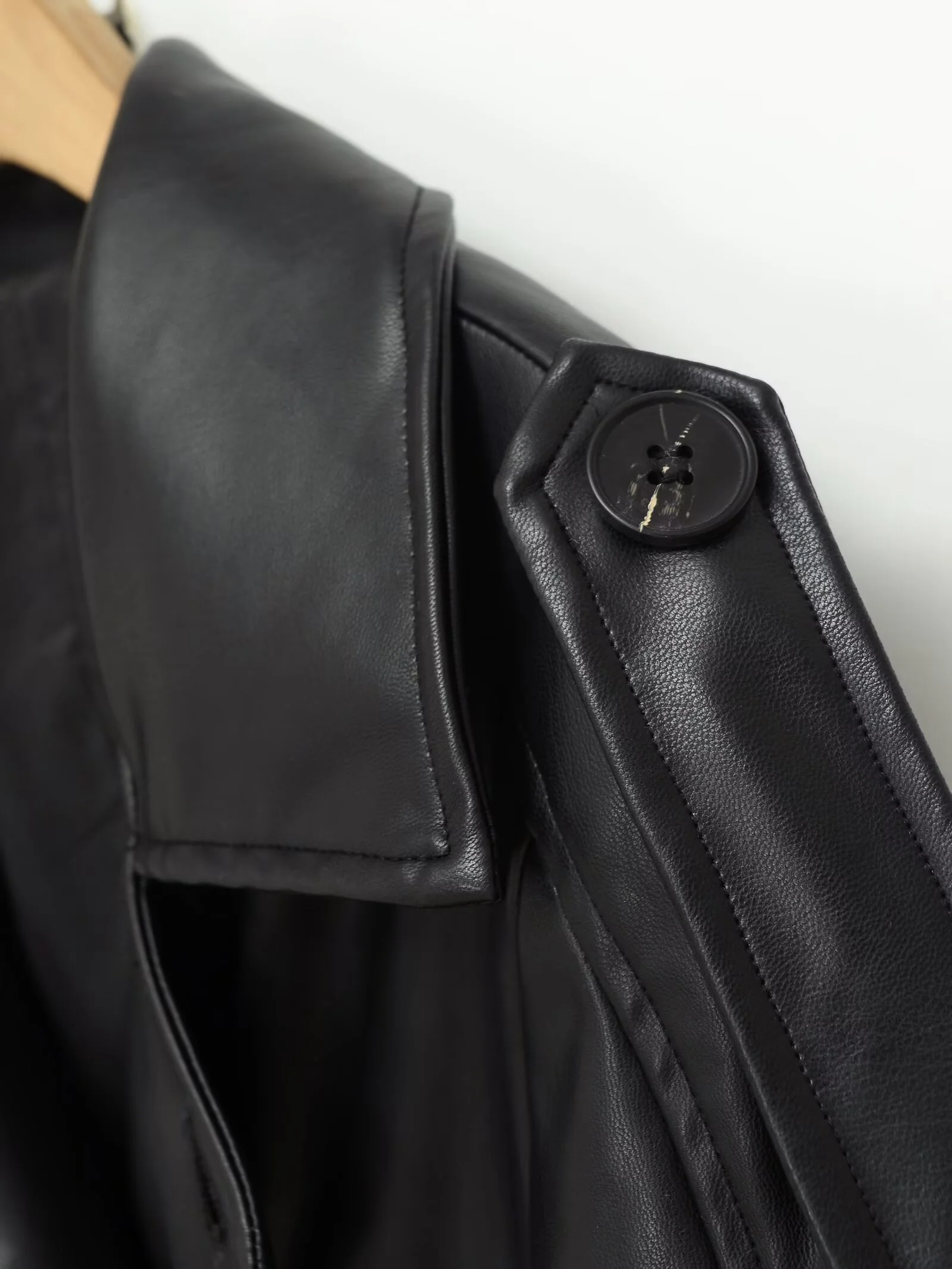 เสื้อแจ็คเก็ตหนังเทียมทรงเข้ารูป แขนยาว ปกเสื้อแบบปกเชิ้ต ติดกระดุมแถวเดียว มีเข็มขัด สไตล์ลำลอง เรียบง่าย แฟชั่นใหม่สำหรับผู้หญิง ฤดูใบไม้ร่วง UNIZERA2025