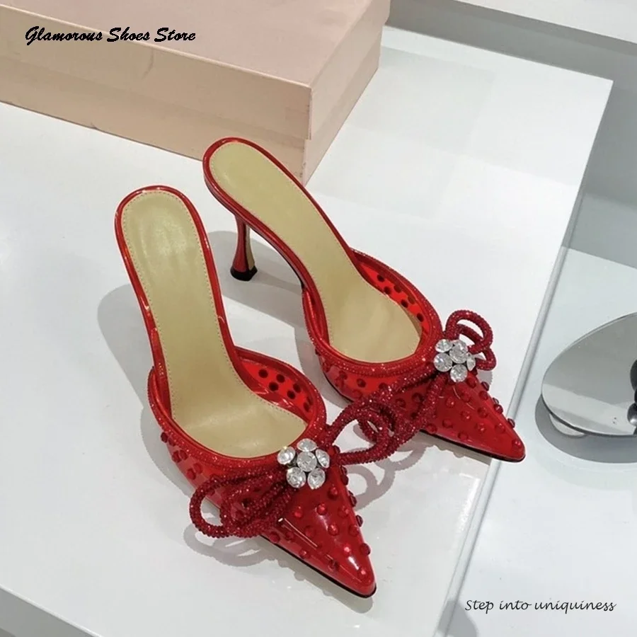 

Мюли из ПВХ с двойным бантом, украшенные кристаллами, женские блестящие туфли на тонком высоком каблуке с острым носком, летние модные шлепанцы на шпильке