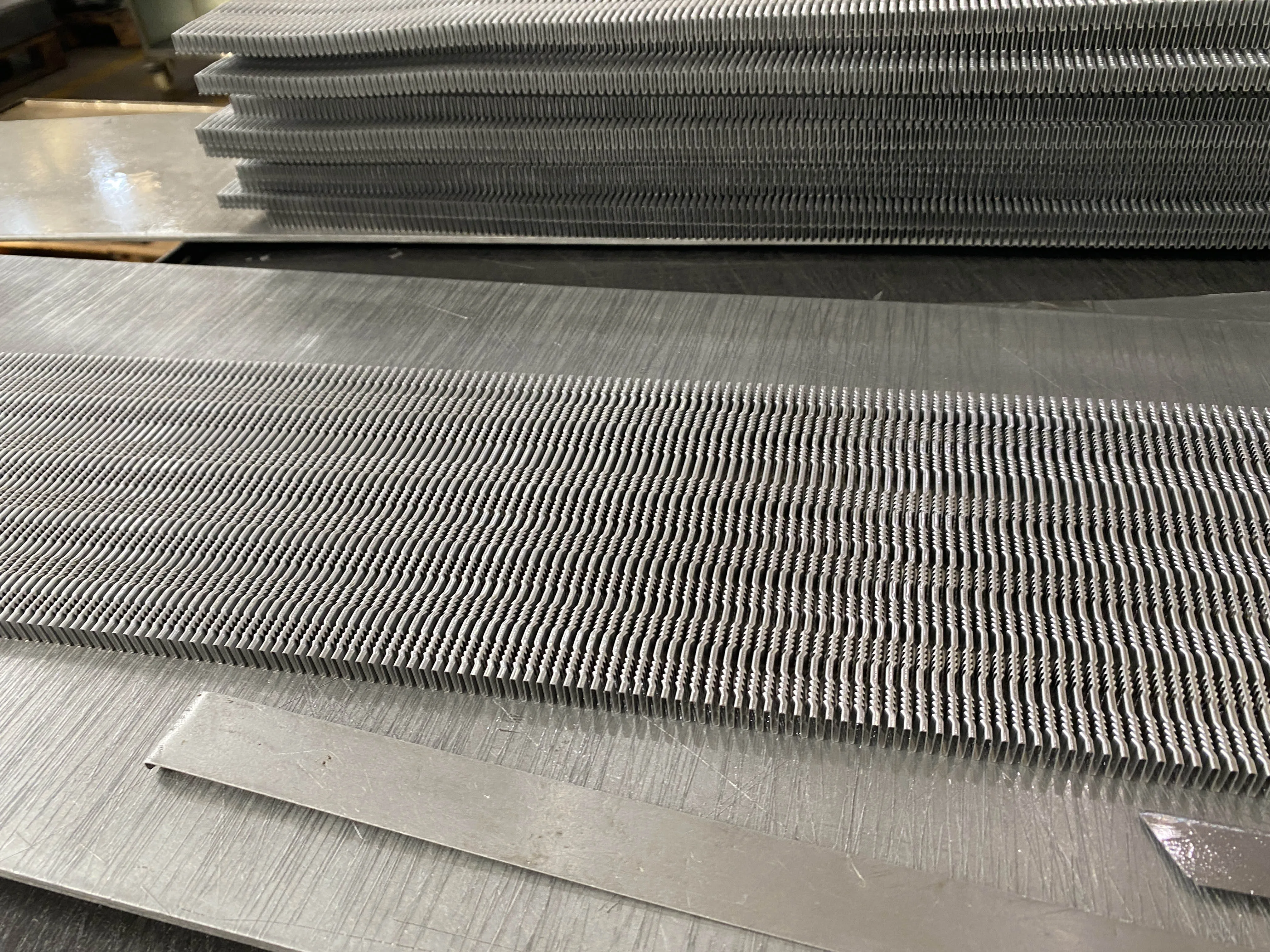 ماكينة ضغط تثقيب زعانف الألومنيوم عالية الدقة أوتوماتيكية بالكامل