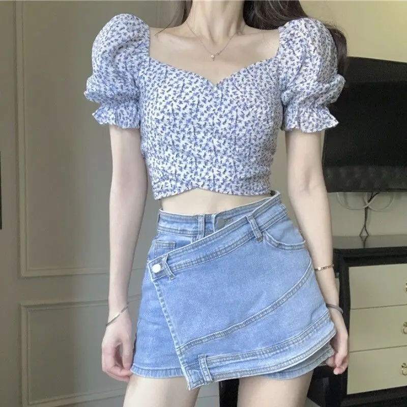 

Shpmishal Fragmented Short Sleeved Shirt with Age Reducing Design Sense 2024 New Square Neck Bubble Sleeve Off The Waist Top