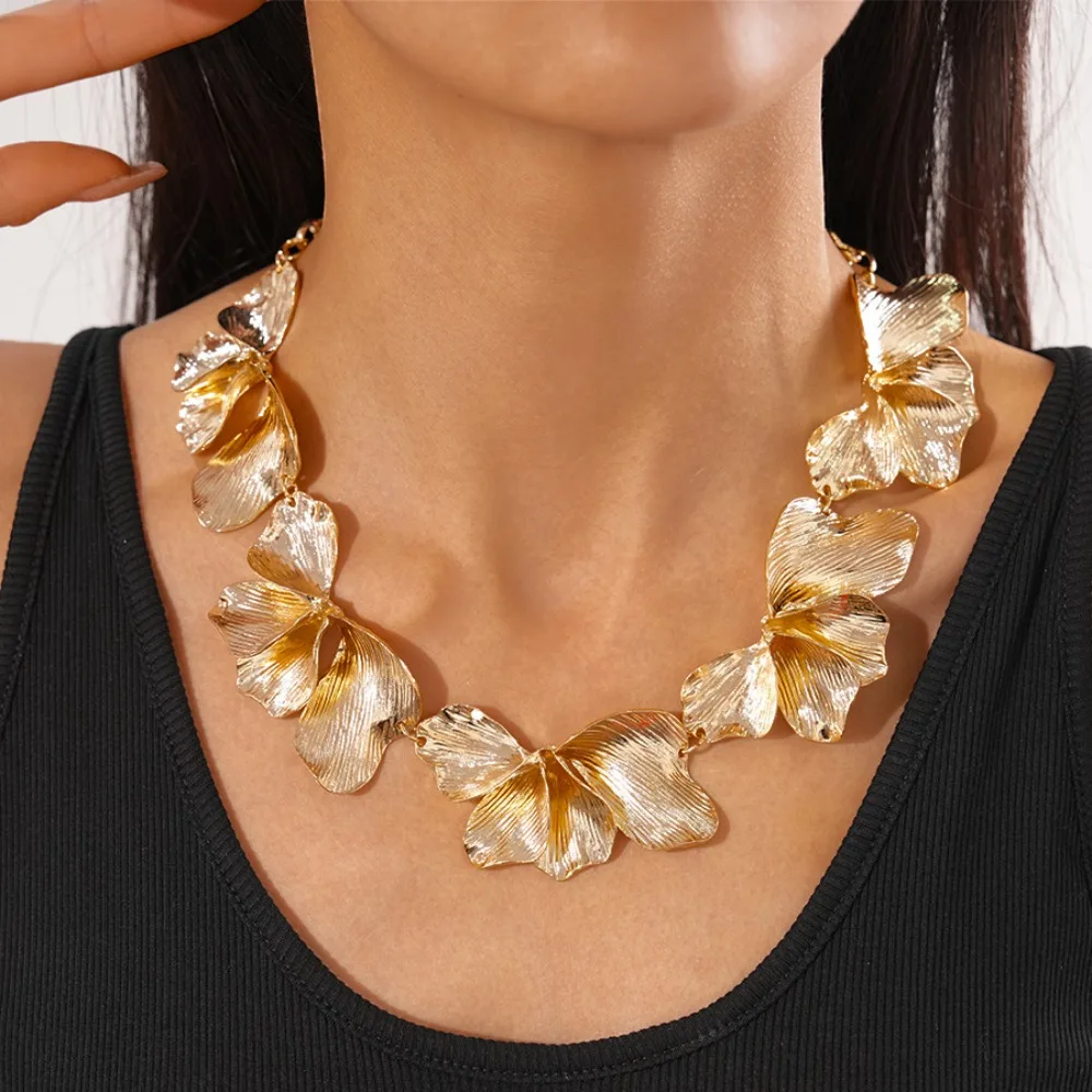 

Unique Punk Flower Choker Necklace Retro Gold Color Irregular Petals Necklace Geometric Jewelry Accessories Metal Choker Beach