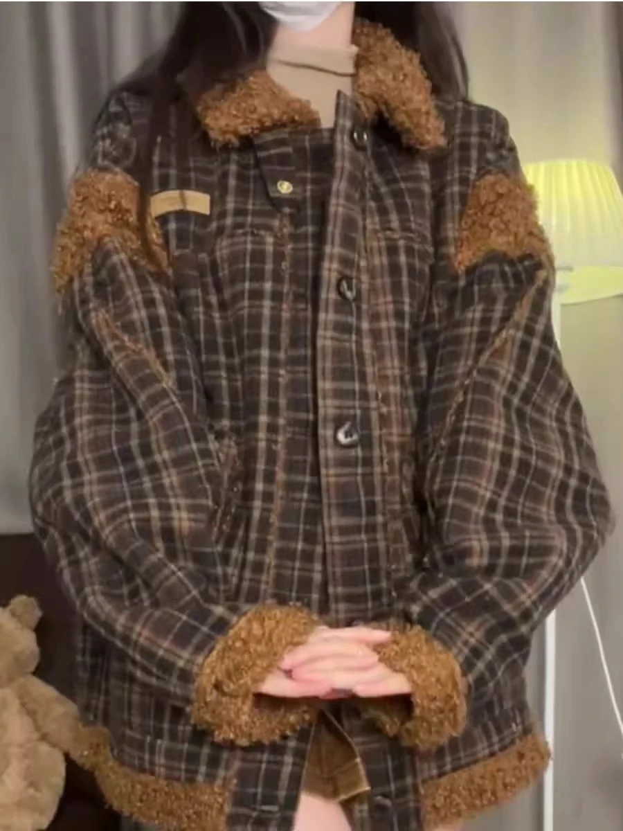 

Ретро-куртка в американском стиле с клетчатыми вставками и отделкой из овечьей шерсти, женская зимняя новинка, свободный крой, универсальная, для пар, хлопковая одежда, с воротником...