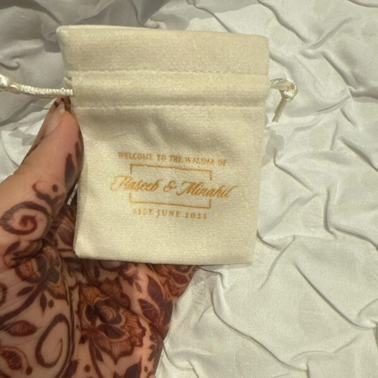 

Персонализированная фиолетовая шкатулка для драгоценностей из 20 шт. с мешочком из микрофибры: набор упаковки с логотипом