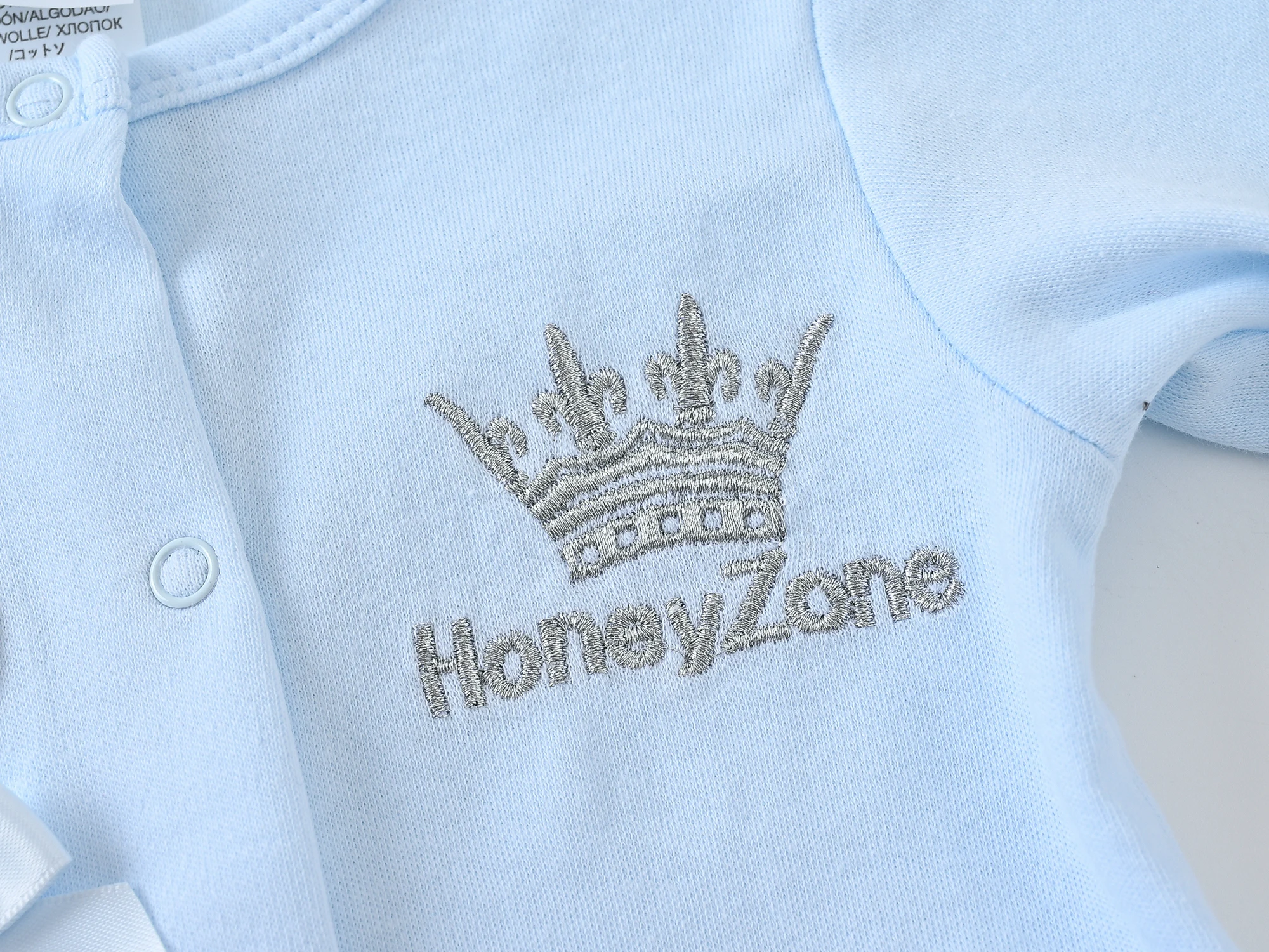 Baby Jungen Strampler-Set mit Kronen-Stickerei, Herbst, Hellblau, Doppelstrick-Baumwolle, Langarm, mit Füßen, mit Mütze und Handschuhen, 1 Set – Detail 10