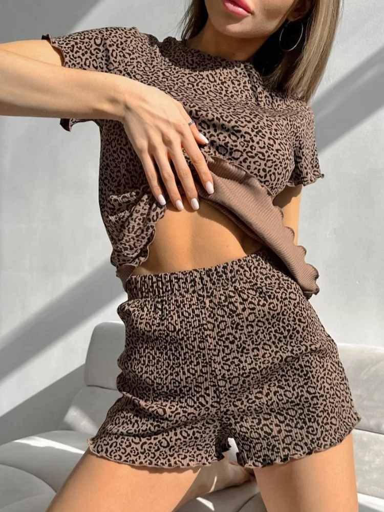 

Женский летний комплект для дома и сна: укороченный топ с ребристой отделкой и шорты, с леопардовым/сердечным принтом, 2 предмета