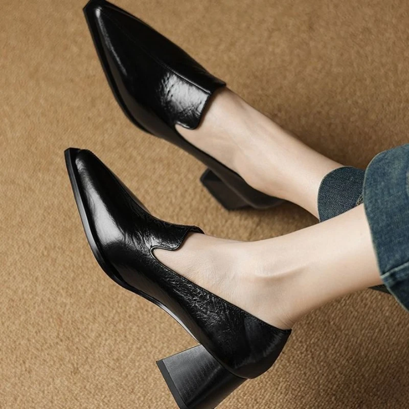 

Женские маленькие кожаные туфли на высоком каблуке, весенне-осенние туфли с острым носком, толстая, с глубоким горлышком, подставка для ног, сто с одинарными туфлями