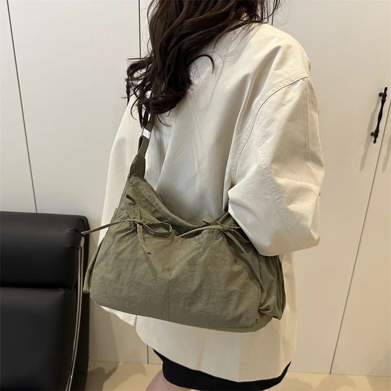 

Корейская версия плиссированной повседневной сумки на плечо, простая и универсальная легкая большая сумка, модные новые дорожные и классные сумки